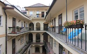Cool 1 Bedroom Prokopska Apartment In Mala Strana